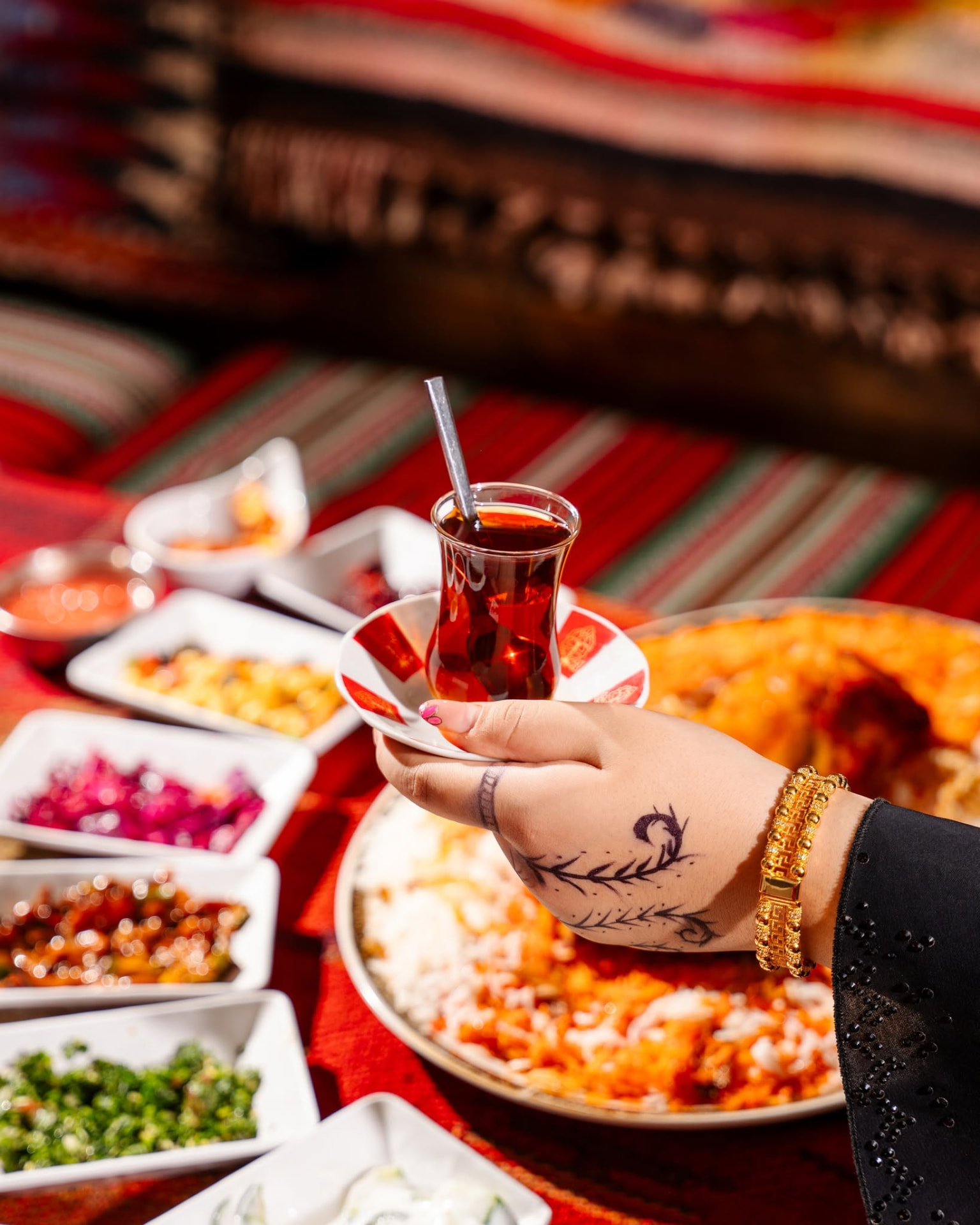 قاپێکی گەورەی مەندی مریشک لەسەر سەری پیاوێک بە جەمەدانی سوور لە کاتی خۆرئاوابوون